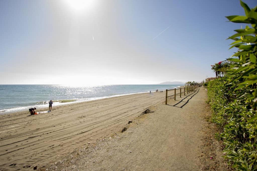 Villa Alboran Beachfront 9Pax Torre de Benagalbon Dış mekan fotoğraf